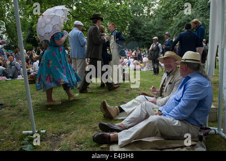 Bedford Square, Londres UK. 12 juillet 2014, le 10e anniversaire de l'Olympiade Chap. Un rassemblement de chaps vestimentaire et chapesses à Bloomsbury, Londres. Divers sports Chap ont lieu à un pique-nique dans le square. Crédit : Steve Davey/Alamy Live News Banque D'Images