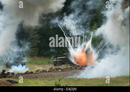 La région de Moscou, Russie, Village Nelidovo. 12 juillet, 2014. La mise en scène de bataille pendant le festival nommé ''Bataille''. C'est un festival unique, visant à la préservation et la présentation de l'histoire militaire de la Russie et d'autres pays. Pendant le festival les événements sont conçus pour montrer l'exploit du peuple soviétique dans la Grande Guerre Patriotique Crédit : Anna Sergeeva/ZUMA/Alamy Fil Live News Banque D'Images