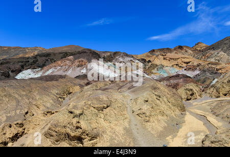 Les pistes variées d'artistes Palette dans la vallée de la mort, en Californie. Différents pigments minéraux ont coloré le dépôt volcanique Banque D'Images