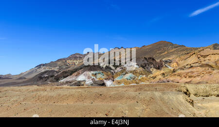 Les pistes variées d'artistes Palette dans la vallée de la mort, en Californie. Différents pigments minéraux ont coloré le dépôt volcanique Banque D'Images