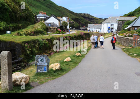 Les touristes au port de Boscastle, Cornwall sur un matin ensoleillé en été Banque D'Images