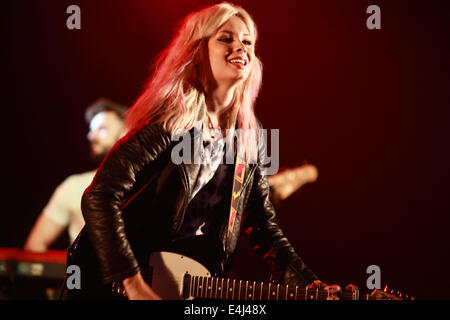 Balado, UK. 12 juillet, 2014. La chanteuse écossaise compositeur Nina Nesbitt fête son 20e anniversaire de l'exécution à T dans le parc, balado, Kinross, Scotland, UK. 12 juillet, 2014. T dans le parc Music Festival Samedi 12 juillet Crédit : Loraine Ross/Alamy Live News Banque D'Images