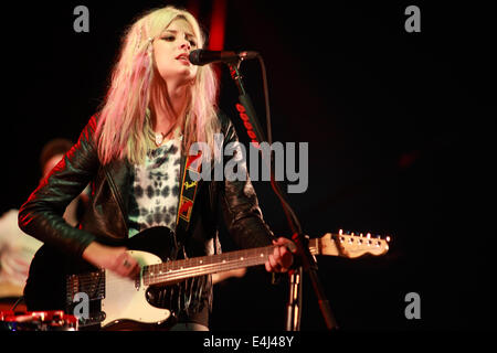 Balado, UK. 12 juillet, 2014. La chanteuse écossaise compositeur Nina Nesbitt fête son 20e anniversaire de l'exécution à T dans le parc, balado, Kinross, Scotland, UK. 12 juillet, 2014. T dans le parc Music Festival Samedi 12 juillet Crédit : Loraine Ross/Alamy Live News Banque D'Images