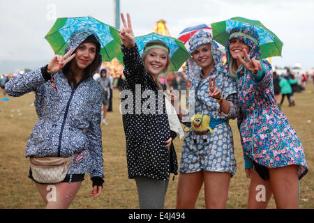 Balado, UK. 12 juillet, 2014. Filles élégant s'amusant sur un deuxième jour de pluie T dans le parc, balado, Kinross, Scotland, UK. 12 juillet, 2014. T dans le parc Music Festival Samedi 12 juillet Crédit : Loraine Ross/Alamy Live News Banque D'Images