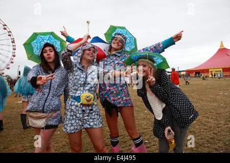 Balado, UK. 12 juillet, 2014. Filles élégant s'amusant sur un deuxième jour de pluie T dans le parc, balado, Kinross, Scotland, UK. 12 juillet, 2014. T dans le parc Music Festival Samedi 12 juillet Crédit : Loraine Ross/Alamy Live News Banque D'Images