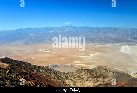 Le sel du bassin de Badwater Panamint Mountains de Dante's View Death Valley National Park Californie spot plus bas aux États-Unis. Banque D'Images