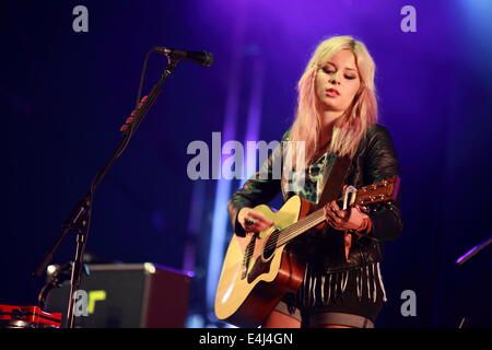 Balado, UK. 12 juillet, 2014. La chanteuse écossaise compositeur Nina Nesbitt fête son 20e anniversaire de l'exécution à T dans le parc, balado, Kinross, Scotland, UK. 12 juillet, 2014. T dans le parc Music Festival Samedi 12 juillet Crédit : Loraine Ross/Alamy Live News Banque D'Images