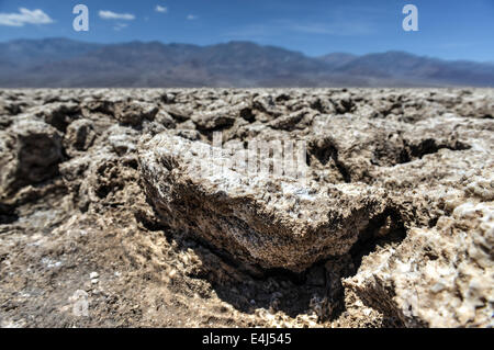 Gros plan du terrain accidenté et des cristaux de sel qui forment la géologie inhabituelle du Devil's Golf Course dans la vallée de la mort. Banque D'Images