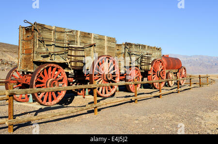 Vieux wagons et réservoir d'eau à l'Harmony Borax Works où 20 équipes de mulet a transporté le borax hors de la vallée de la mort dans les années 1880. Banque D'Images