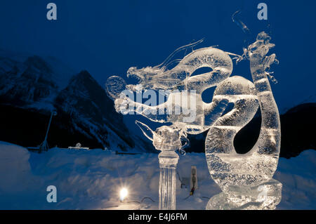 Sculpture de Glace d'un dragon, Lake Louise, Banff National Park, Alberta, Canada Banque D'Images