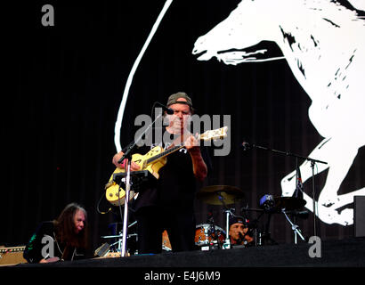 Londres, Royaume-Uni. 12 juillet, 2014. Neil Young et Crazy Horse jouer à l'heure d'été britannique festival à Hyde park Crédit : Rachel/Megawhat Alamy Live News Banque D'Images