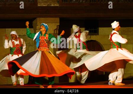 Le Caire. 12 juillet, 2014. Les danseurs égyptiens jupes spin 'Al Tanoura' pendant le Ramadan Festival à Al Ghoury Palace au Caire, Egypte le 12 juillet 2014. Credit : Ahmed Gomaa/Xinhua/Alamy Live News Banque D'Images