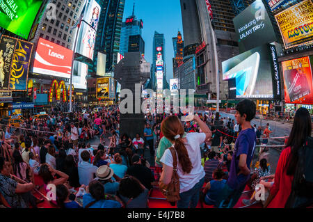 New York, NY - 11 juillet 2014 les touristes sur les étapes en rouge TKTS Times Square ©Stacy Walsh Rosenstock/Alamy Banque D'Images