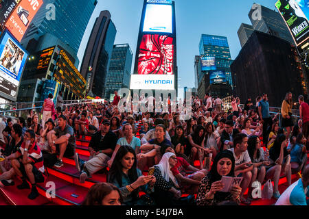 New York, NY - 11 juillet 2014 les touristes sur les étapes de TKTS rouge Times Square ©Stacy Walsh Rosenstock/Alamy Banque D'Images