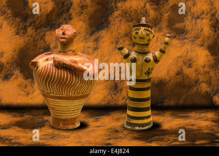 Des vases grecs antiques avec tête humaine sur fond grotte Banque D'Images