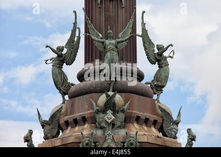 Phèmes, ailé personnification de la renommée et griffins statues, piédestal de monument de Christophe Colomb à Barcelone, Catalogne, Espagne. Banque D'Images