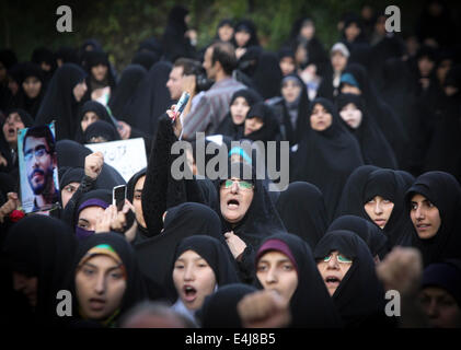 Téhéran, Iran. 12 juillet, 2014. Les femmes iraniennes crier des slogans au cours d'une manifestation contre les femmes qui violent le strict code vestimentaire islamique à Téhéran, Iran, le 12 juillet 2014. Le Hijab, une couverture des cheveux et le corps pour les femmes, a été tenu en public après la révolution islamique en Iran en 1979. Credit : Ahmad Halabisaz/Xinhua/Alamy Live News Banque D'Images