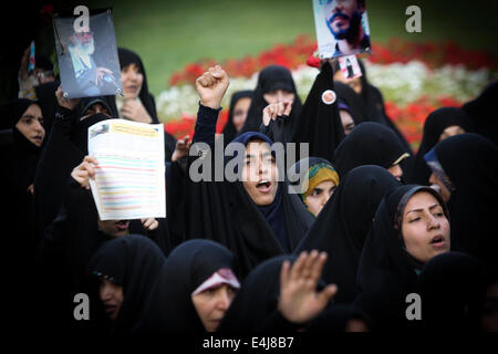 Téhéran, Iran. 12 juillet, 2014. Les femmes iraniennes crier des slogans au cours d'une manifestation contre les femmes qui violent le strict code vestimentaire islamique à Téhéran, Iran, le 12 juillet 2014. Le Hijab, une couverture des cheveux et le corps pour les femmes, a été tenu en public après la révolution islamique en Iran en 1979. Credit : Ahmad Halabisaz/Xinhua/Alamy Live News Banque D'Images