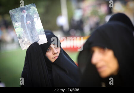 Téhéran, Iran. 12 juillet, 2014. Une femme iranienne prend part une protestation contre les femmes qui violent le strict code vestimentaire islamique à Téhéran, Iran, le 12 juillet 2014. Le Hijab, une couverture des cheveux et le corps pour les femmes, a été tenu en public après la révolution islamique en Iran en 1979. Credit : Ahmad Halabisaz/Xinhua/Alamy Live News Banque D'Images