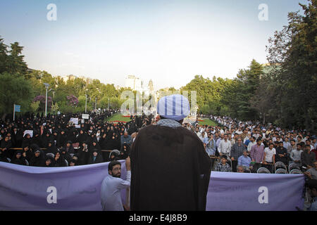 Téhéran, Iran. 12 juillet, 2014. Un dignitaire religieux iranien prononce une allocution lors d'une protestation contre les femmes qui violent le strict code vestimentaire islamique à Téhéran, Iran, le 12 juillet 2014. Le Hijab, une couverture des cheveux et le corps pour les femmes, a été tenu en public après la révolution islamique en Iran en 1979. Credit : Ahmad Halabisaz/Xinhua/Alamy Live News Banque D'Images