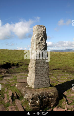 Obélisque de Tommy Jones, un petit garçon de cinq ans, qui s'est perdu et est mort sur les collines des Brecon Beacons, Powys, Pays de Galles, Royaume-Uni. Banque D'Images