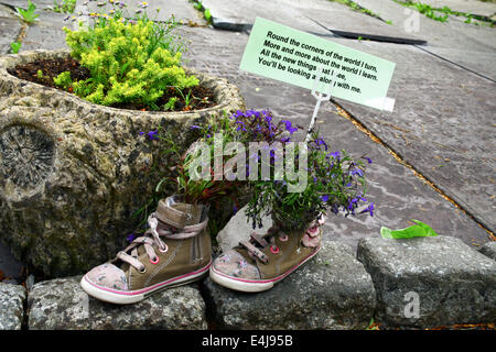 Chaussures décorées ornent le cimetière de l'église de Sainte Marie au cours de l'année festival de fleurs en été, de Beddgelert, Pays de Galles, Royaume-Uni. Banque D'Images