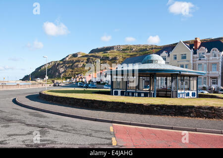 Rive ouest, Llandudno, au nord du Pays de Galles, avec beaucoup d'Orme dans l'arrière-plan Banque D'Images