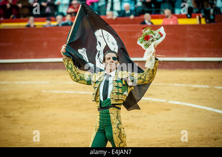 Torero espagnol JUAN JOSE PADILLA célèbre la fin d'une corrida à la Plaza de Toros de Valence au cours de la corrida Fallas Festival 2014 - quelques milliers de spectateurs a Juan Jose Padilla un héros dans la Plaza de Toros de Valence durant les Fallas Festival. Padilla porte un cache-oeil - gagner le surnom de "Le Pirate" - puisqu'il a été gravement blessé par un taureau en 2011. Banque D'Images