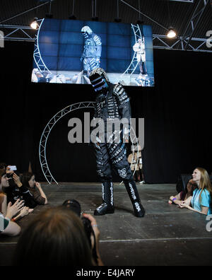 Saint-pétersbourg, Russie. 12 juillet, 2014. Présence habillé en personnage de Dead Space au quinzième festival de science-fiction "cosplay" tarcon à Saint-Petersbourg. © Denis Tarasov/ZUMA/ZUMAPRESS.com/Alamy fil Live News Banque D'Images