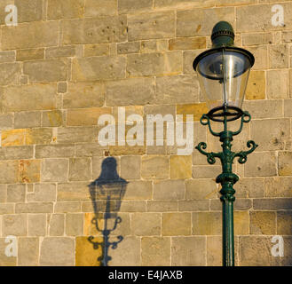 Vintage street lantern avec son ombre sur un vieux mur de l'église Banque D'Images