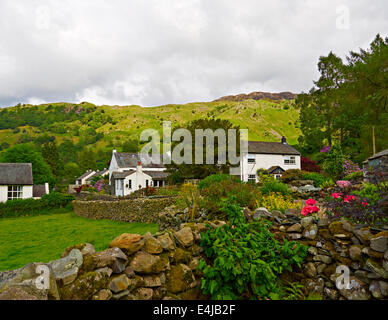 Le village de Rosthwaite avec Watendlath a pris du retard, Borrowdale, Cumbria Banque D'Images