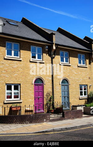 Nouvelles maisons mitoyennes modernes dans les Docklands, London, England, UK Banque D'Images