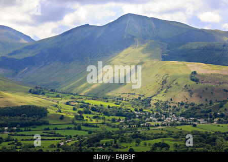 Braithwaite avec Grisedale Pike au-dessus de The Coledale, Lake District, Cumbria Banque D'Images