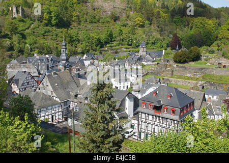 MONSCHAU (Allemagne) - 18 MAI 2014 : village typique de la région de l'Eifel, le 18 mai 2014 en Allemagne, Europe Banque D'Images