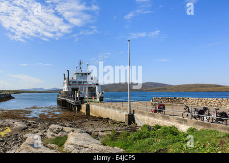 Caledonian MacBrayne car ferry passagers Loch Portain à Leverburgh sur Isle of Harris accosté à Borve pier sur Berneray Uist Outer Hebrides Scotland UK Banque D'Images