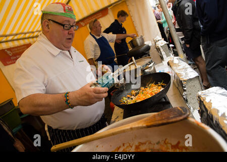 Aberaeron Ceredigion Pays de Galles UK, Dimanche 13 Juillet 2014 Chef de la JOHNS GARETH Hôtel Wynnstay, Machynlleth, la cuisine aux algues gin au Festival des fruits de mer de la Baie de Cardigan annuel à Aberaeron sur la côte ouest du pays de Galles au Royaume-Uni. Maintenant à sa 17e année, l'événement attire certains des meilleurs chefs du pays de Galles pour préparer ses spécialités à base de poisson frais et fruits de mer à vendre à des milliers de visiteurs. Crédit photo : Keith morris/Alamy Live News Banque D'Images