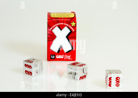 Fort de cubes OXO sur un fond de couleur de lumière Banque D'Images