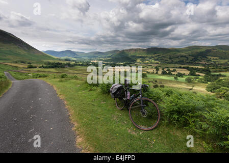 Une bicyclette, sur le côté de la route d' 'gated Whinlatter Pass, en face de la Lorton Vale dans le Lake District Banque D'Images