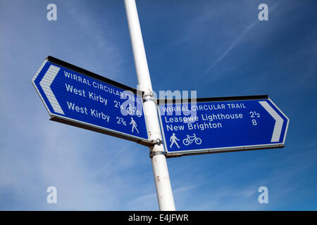 Inscrivez-vous sur la promenade côtière à Hoylake, Wirral. Entre West Kirkby & New Brighton. Le Merseyside (Royaume-Uni) Banque D'Images