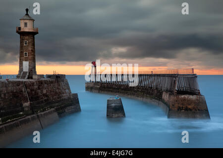 Le vieux phare sur la jetée Est à Whitby, North Yorkshire, UK Banque D'Images