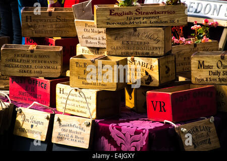 Boîtes en bois Vintage sur un stand à l'Exposition du comté de Kent, 2014 Banque D'Images