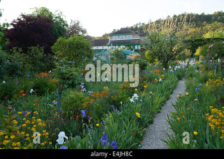 Vue sur le jardin de Monet, Giverny, France (rare soirée photo) Banque D'Images