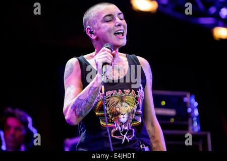 Lugano en Suisse. 11 juillet 2014. Le chanteur auteur-compositeur irlandaise Sinead O'Connor joue live à Piazza Della Riforma au cours de la 'Estival Jazz Lugano 2014' Credit : Rodolfo Sassano/Alamy Live News Banque D'Images