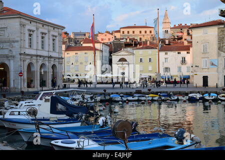 La marina de Piran, Slovénie au crépuscule Banque D'Images