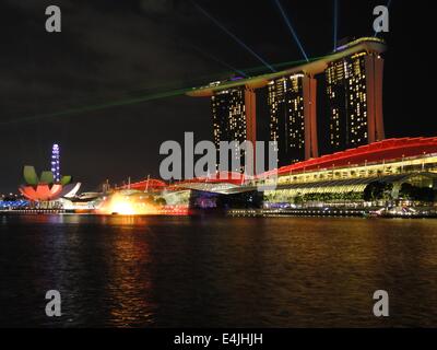 Le laser show à Marina Bay Sands, Singapour Banque D'Images