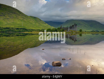 Une réflexion parfaite sur Loch Awe Banque D'Images