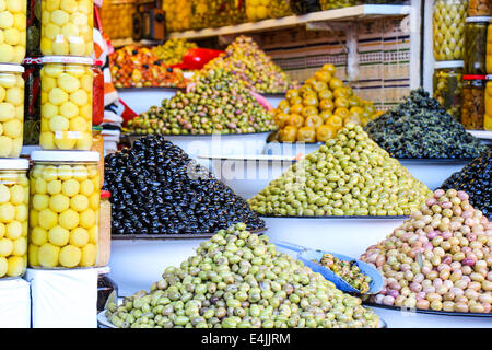 Éventail coloré de bols de assortiment olives et pickles en pots sur l'affichage à un marché de producteurs ou country store Banque D'Images