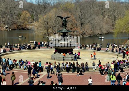 NYC : foules se rassemblent autour de la fontaine Bethesda dans Central Park à côté du lac de plaisance Banque D'Images