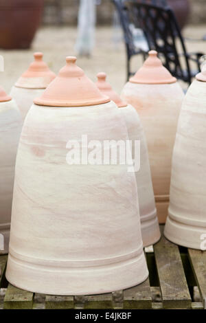 Pots de fleurs en terre cuite en forme de cloche sur une palette en bois Banque D'Images