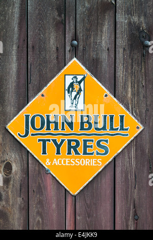 Publicité Vintage l'amassage de John Bull & Accessoires Pneus sur panneaux de bois Banque D'Images